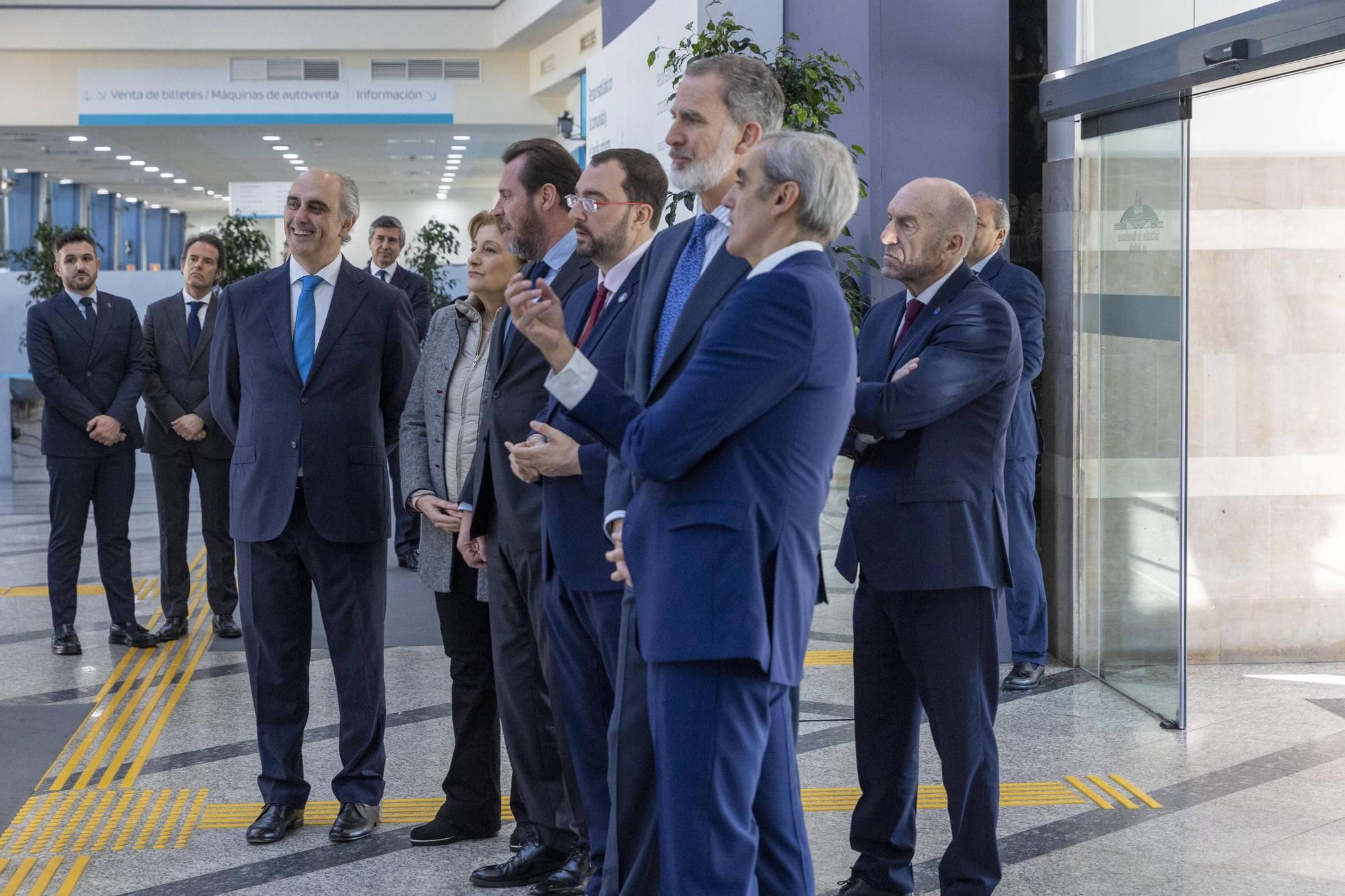 EN IMÁGENES: El Rey visita la estación de autobuses de Oviedo para conmemorar los 100 años de Alsa