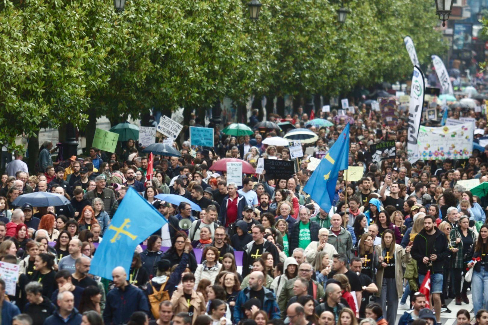 EN IMÁGENES: Así fue la gran manifestación de profesores por la enseñanza pública asturiana