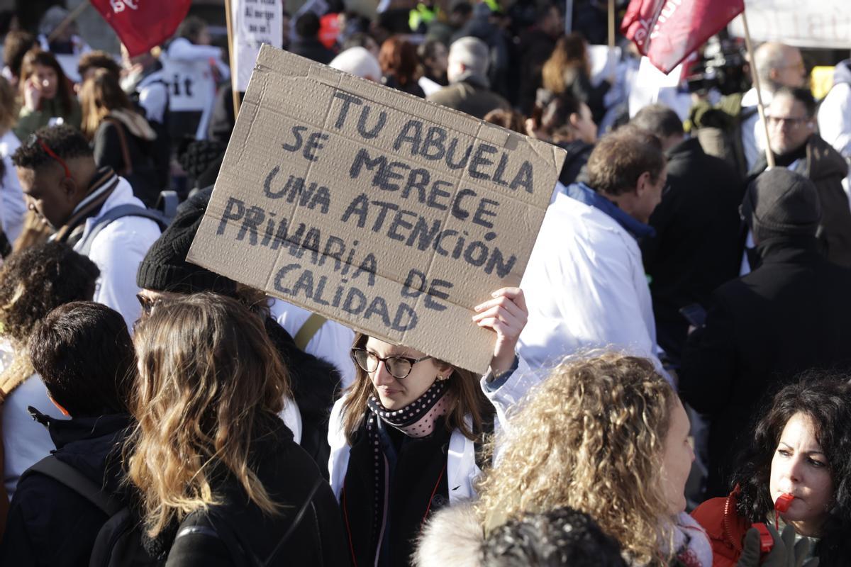 Los sanitarios se han manifestado desde el Departament de Salut hasta la estación de Sants en defensa de la sanidad pública durante el primer día de la huelga de médicos.