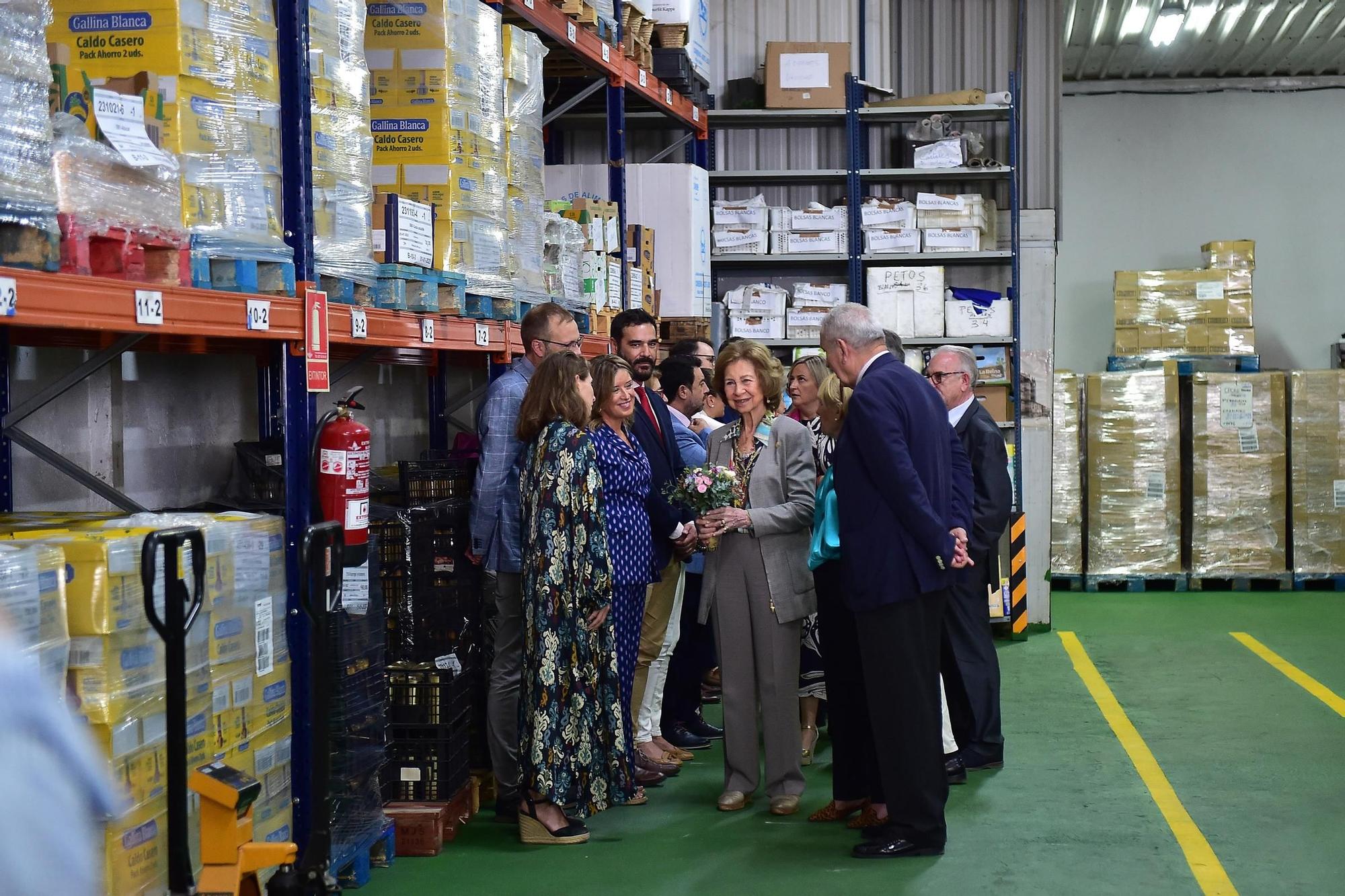 GALERÍA | Visita de la Reina emérita al Banco de Alimentos de Plasencia