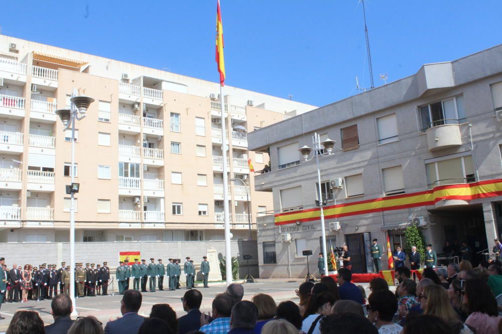 La Guardia Civil de la comarca celebra el día de su patrona en Torrevieja. Un grupo de vecinos se ha concentrado para dar su respaldo a las fuerzas de seguridad en Cataluña