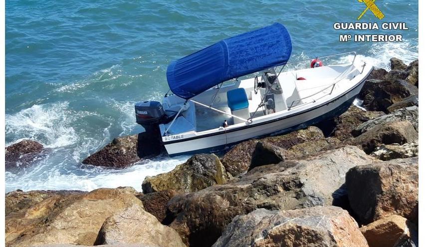 Imagen de la embarcación encallada en el espigón del puerto de El Campello