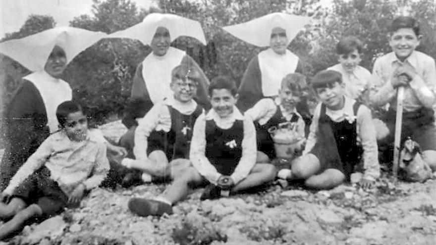 Niños de la Casa de la Caritat de más de siete años cuidados por las Hijas de la Caridad de San Vicente de Paúl .