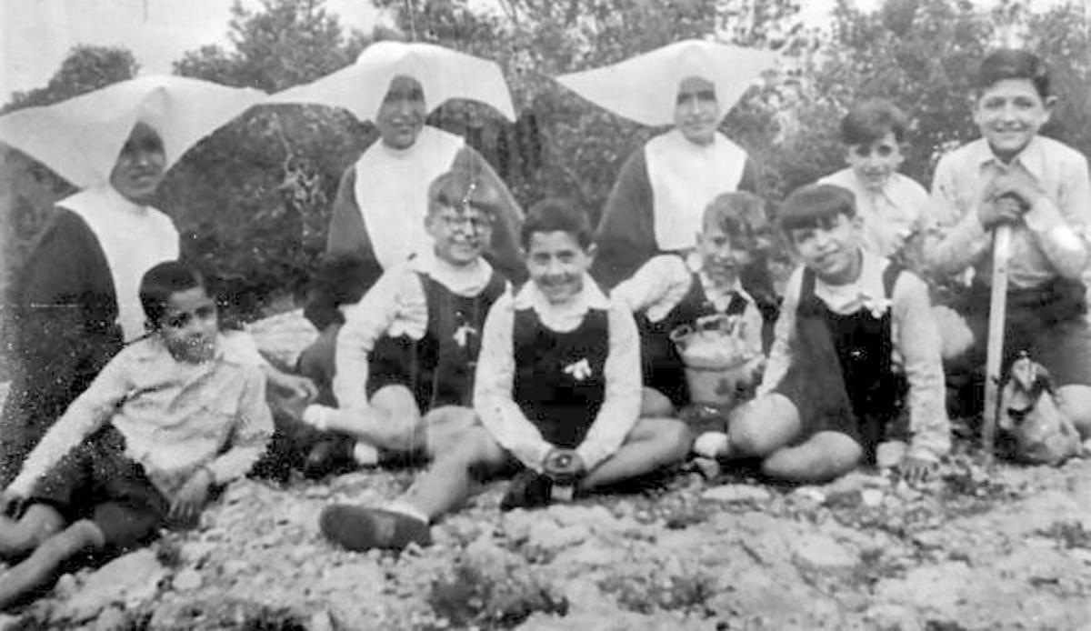 Niños de la Casa de la Caritat de más de siete años cuidados por las Hijas de la Caridad de San Vicente de Paúl .