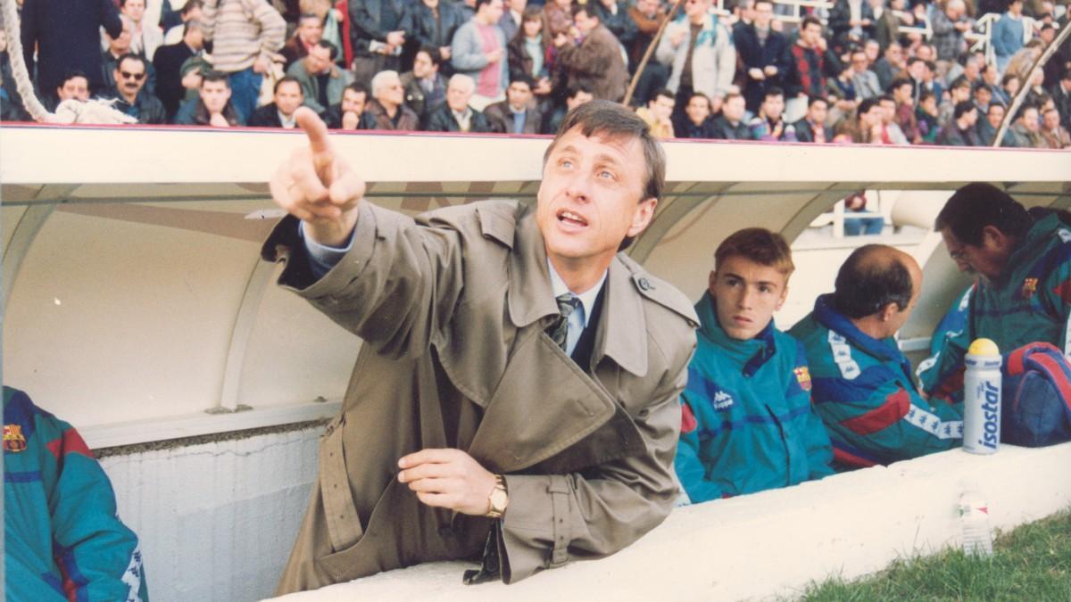 La gabardina se convirtió en una seña de identidad de Cruyff en el banquillo del Barça