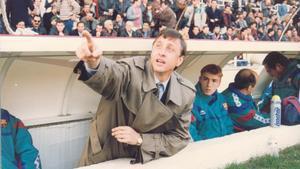 La gabardina se convirtió en una seña de identidad de Cruyff en el banquillo del Barça