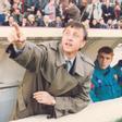La gabardina se convirtió en una seña de identidad de Cruyff en el banquillo del Barça