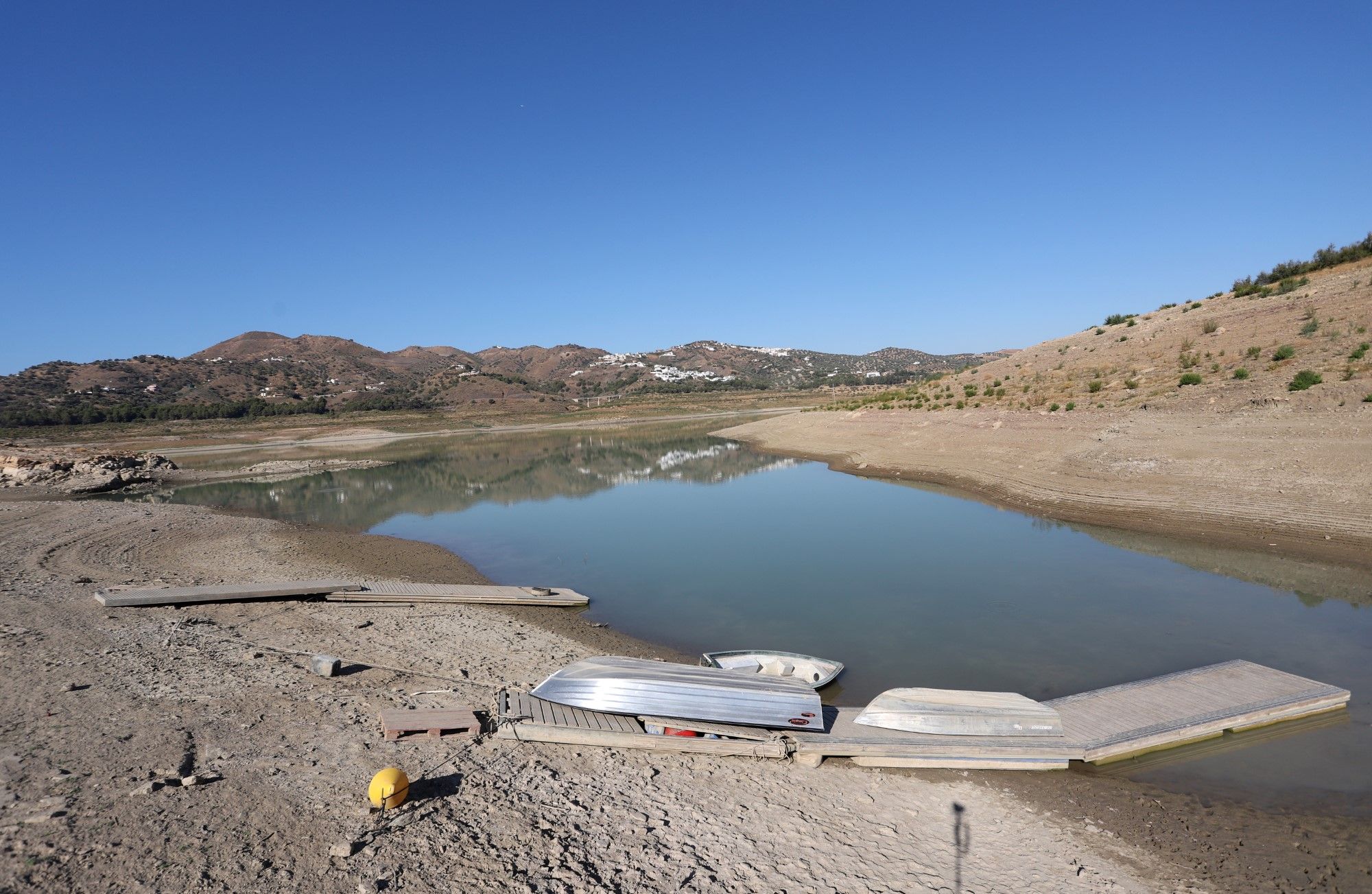 La crítica situación del embalse de la Viñuela, en imágenes