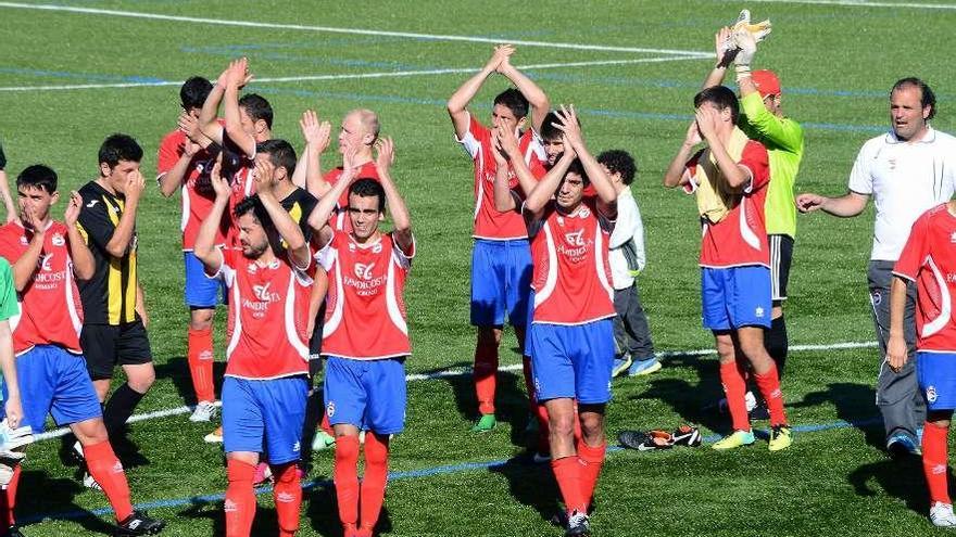 Los futbolistas del Domaio aplauden a la afición tras su última victoria en A Granxa. // Gonzalo Núñez
