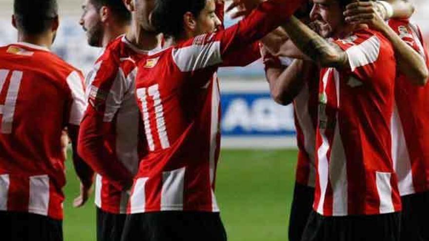 David Álvarez y Huertas se abrazan ante sus compañeros tras un gol.
