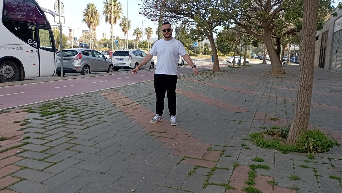 El presidente vecinal Sergio Blázquez, en una calle de Soliva. Los vecinos piden más personal de limpieza para el barrio.