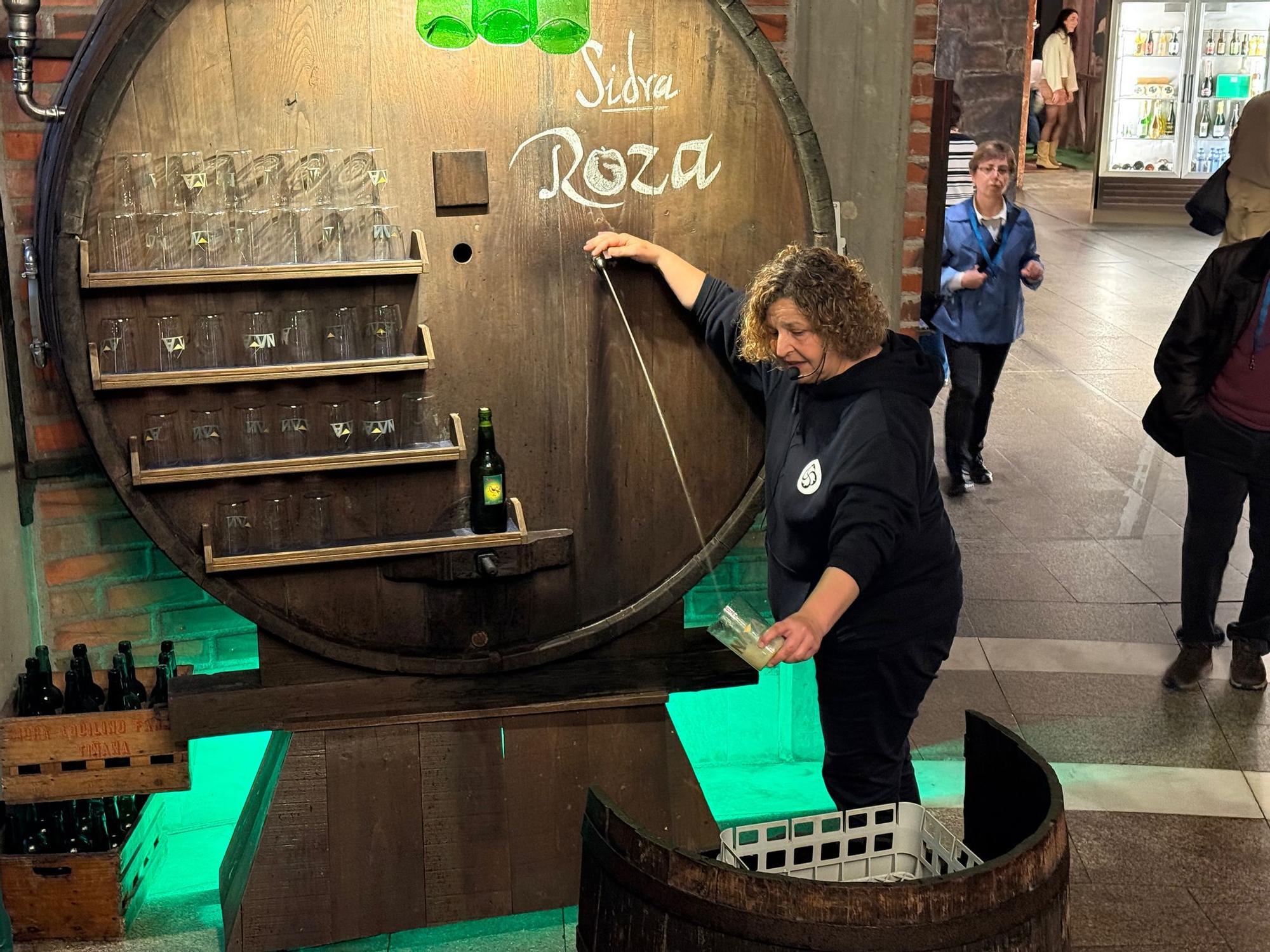 La Semana de la Floración del Manzano concluye con una visita al 'Sancta Sanctorum' de la cultura sidrera asturiana