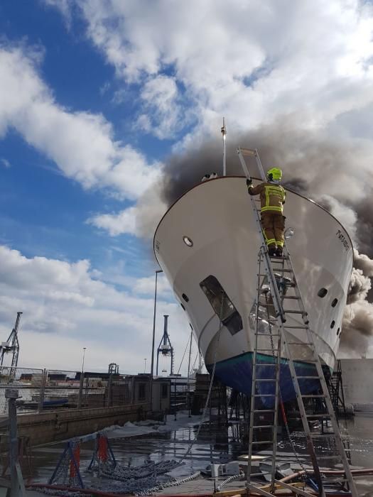 Arde un yate en el puerto pesquero de Alicante