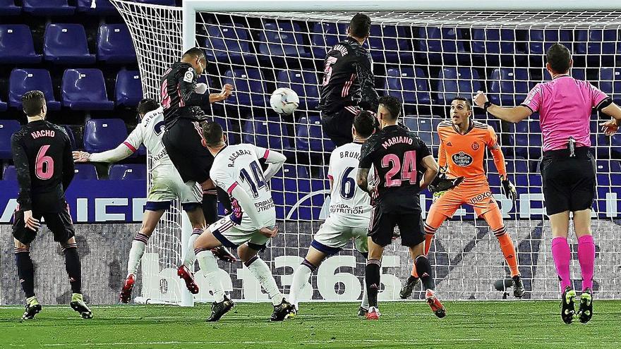 Casemiro remata de cabeza para marcar el único tanto de ayer en Zorrilla. | // R. GARCÍA