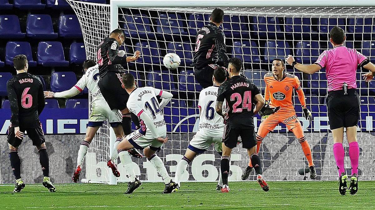 Casemiro remata de cabeza para marcar el único tanto de ayer en Zorrilla. |  // R. GARCÍA