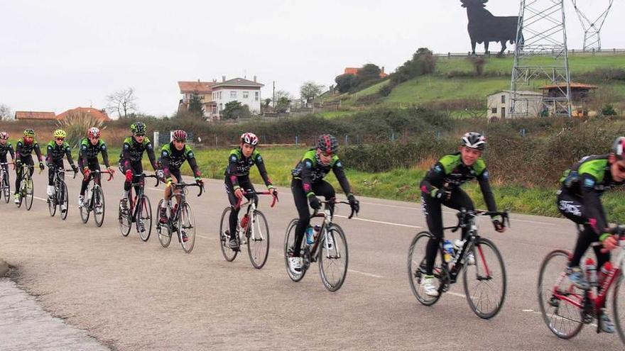 Un grupo de ciclistas por La Carrera (Siero).