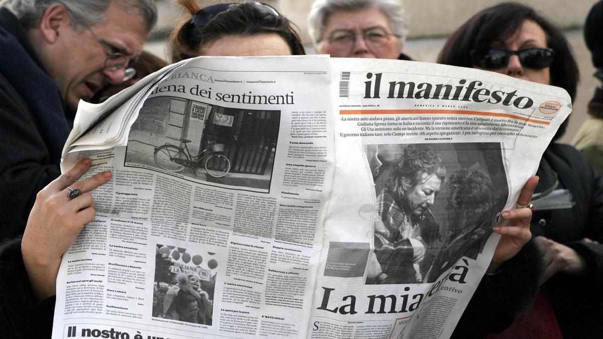 Una mujer leyendo el periódico italiano 'Il Manifesto'.