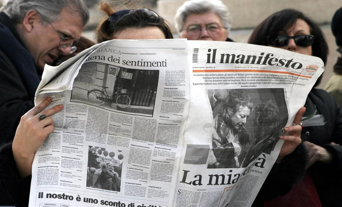 Una mujer leyendo el periódico italiano ’Il Manifesto’. 