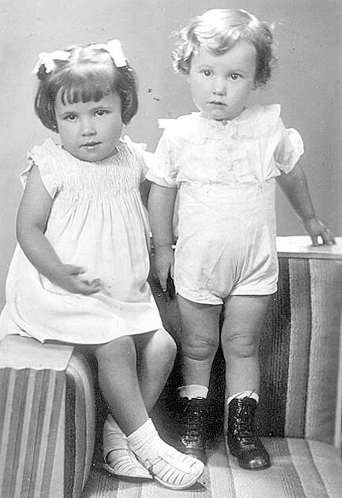 Conchita Quirós, con su hermana, en su infancia.