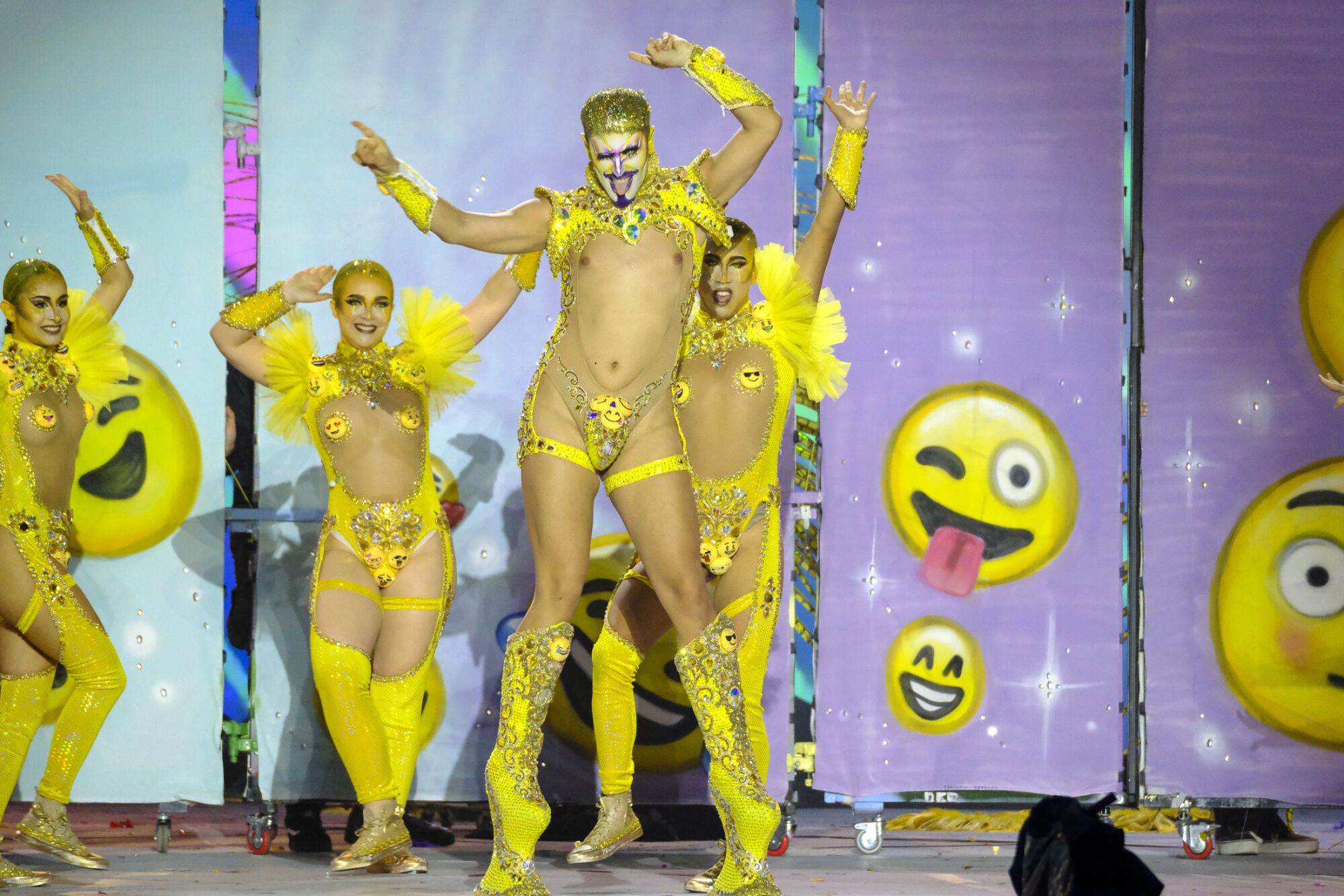 9. Drag Kalik (Elián Martín González) Con el patrocinio del Excelentísimo Ayuntamiento de la Real Ciudad de Gáldar, GM Distribuciones, Eventos y Carrozas José Halcón y Estética Integral Guía y un diseño del drag, Carolina Moreno y Daniel Guzmán presentan el espectáculo La vida es eso que pasa mientras miras la pantalla.