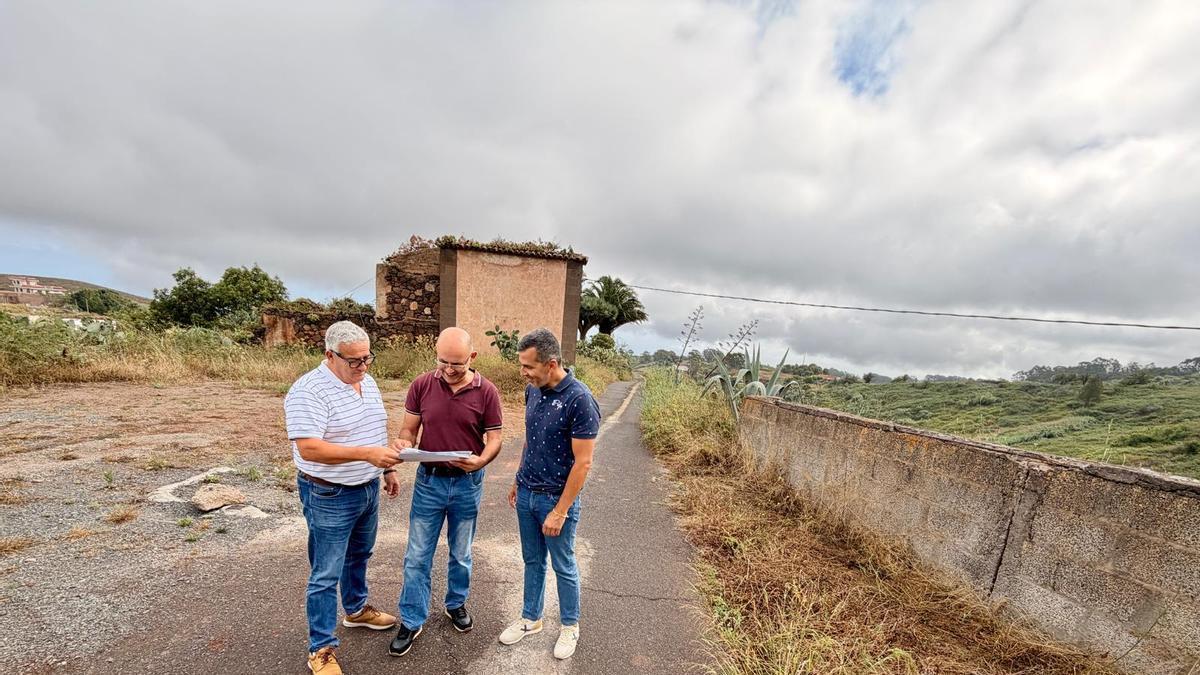 El concejal de Vías y Obras, Juan Jiménez, a la izquierda de la imagen, junto a los técnicos del proyecto, Miguel Quintana y Carlos Cabrera, durante la visita a Verdejo