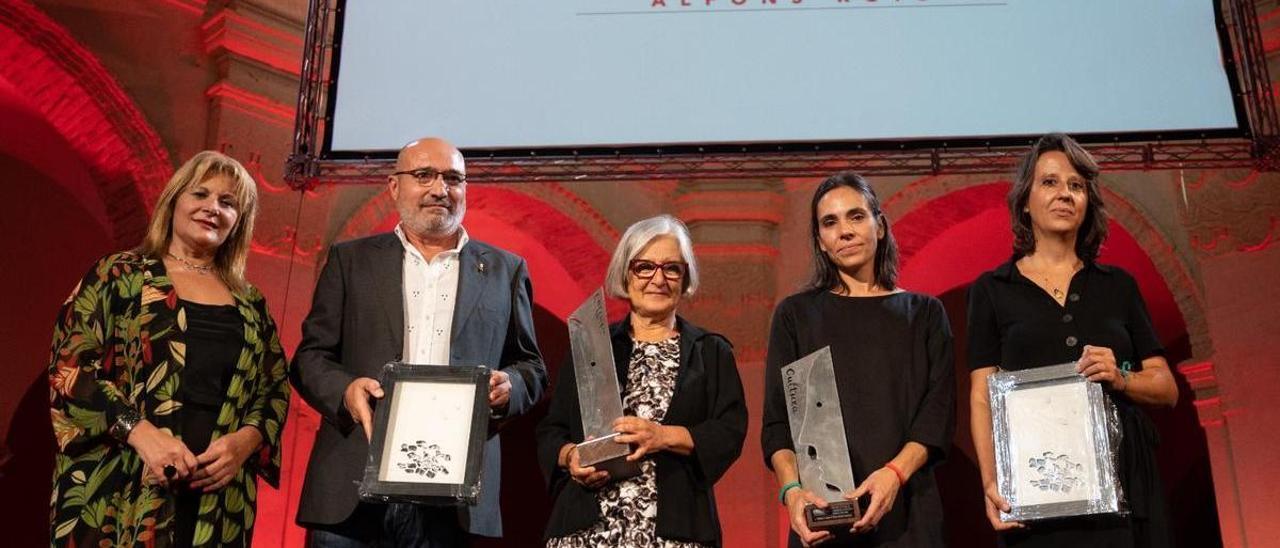 La alcaldesa de Lluxent, Xaro Boscà, Xavier Rius, Teresa Lanceta, Patricia Gómez y María Jesús González.