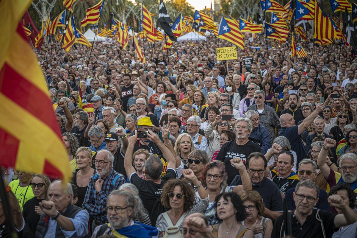 Más de 60.000 personas, según la organización, se citan bajo el Arc de Triomf de Barcelona para reivindicar el 1-O Abucheos a Forcadell y Rovira y aclamación a Puigdemont en el acto convocado por el Consell per la República