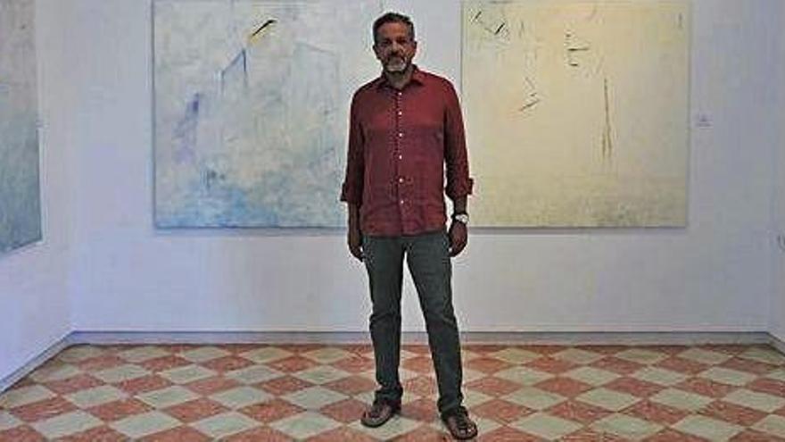 El pintor Álvaro Mendoza posa en la sala de exposiciones &#039;Ajuntament Vell&#039; .