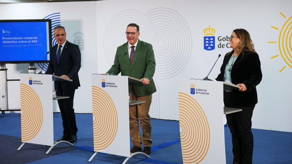 José Ramón Barrera (comisionado del REF), Poli Suárez (Consejero de Educación), Beatriz Suárez (docente miembro del equipo técnico que desarrollo el material didáctico del REF).