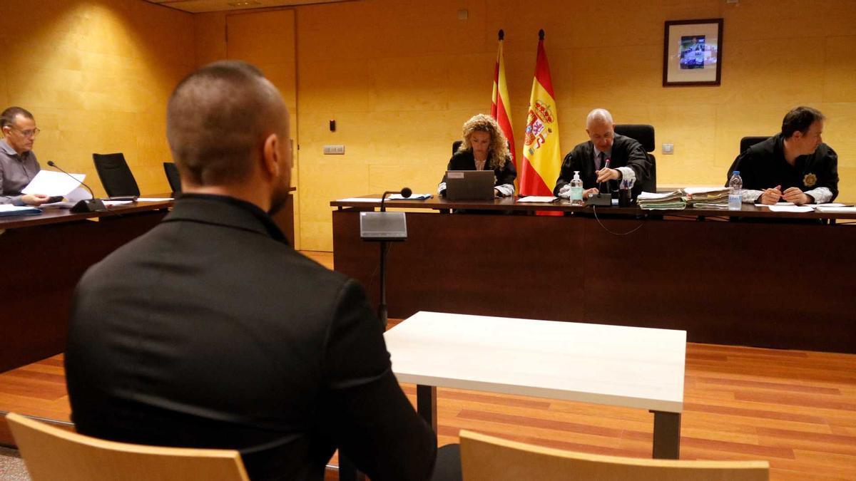 L&#039;acusat de la violació a Blanes, d&#039;esquenes, davant el tribunal de la Secció Quarta de l&#039;Audiència de Girona.