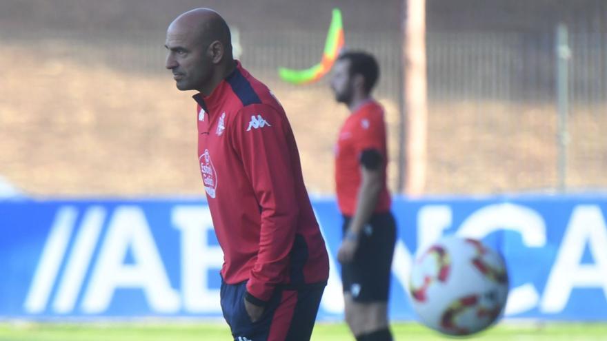 Manuel Pablo sigue desde la banda un partido del Deportivo esta temporada. | Iago López
