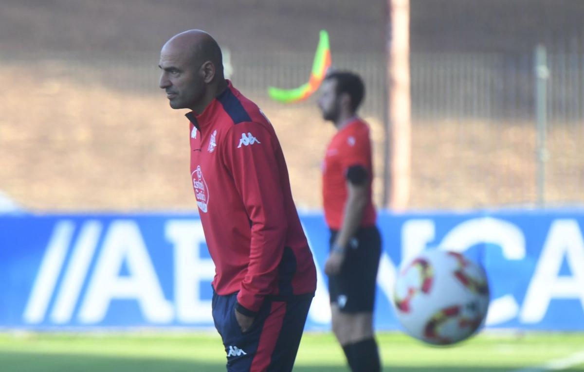 Manuel Pablo sigue desde la banda un partido del Deportivo esta temporada. | Iago López