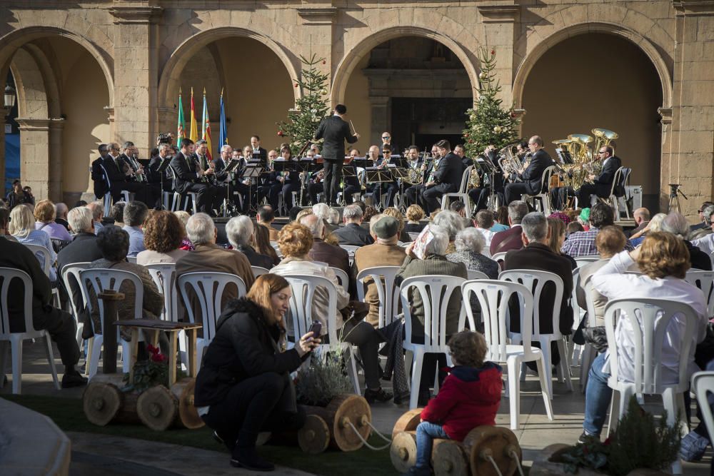 Avtos del Día de Constitución en la plaza María Agustina y plaza Mayor de Castelló