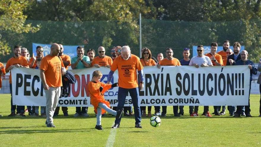 Los trabajadores de La Coruña hacen el saque de honor en el campo de Arteixo