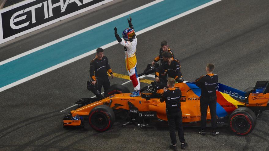 El guiño de un mecánico de McLaren a Fernando Alonso
