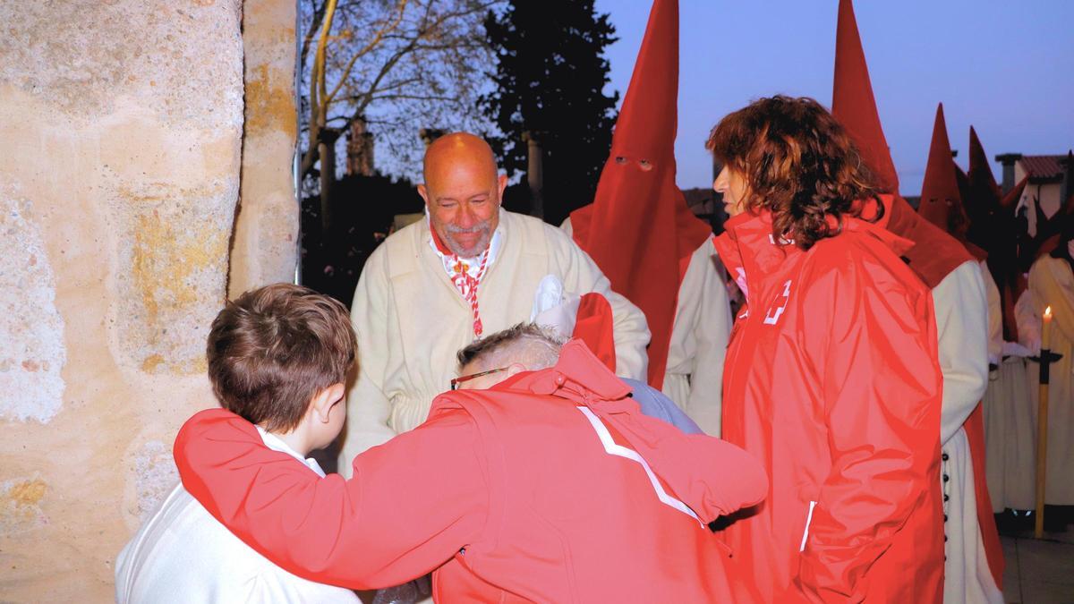 Voluntarios de Cruz Roja atienden a un cofrade del Silencio