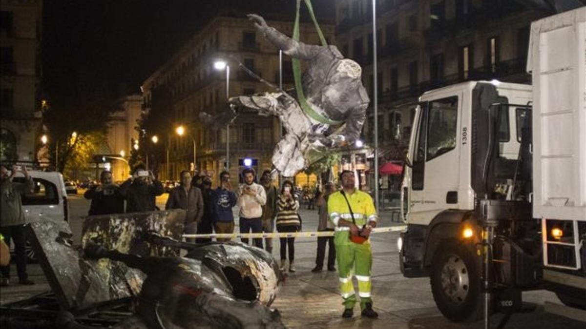 Retiran la estatua de Franco