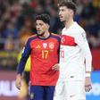 Pablo Fornals y Karazor, durante el partido de fútbol clasificatorio para la Copa Mundial de la FIFA 2026, Grupo E, disputado entre España y Turquía en el Estadio de La Cartuja.