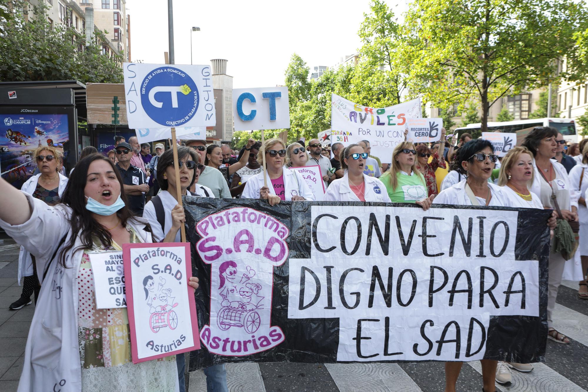 En imágenes: Las trabajadoras de ayuda a domicilio se manifiestan en Gijón