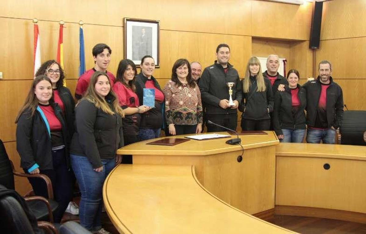 Los miembros de la banda de gaitas, con la alcaldesa, Amelia Fernández (en el centro de la imagen).