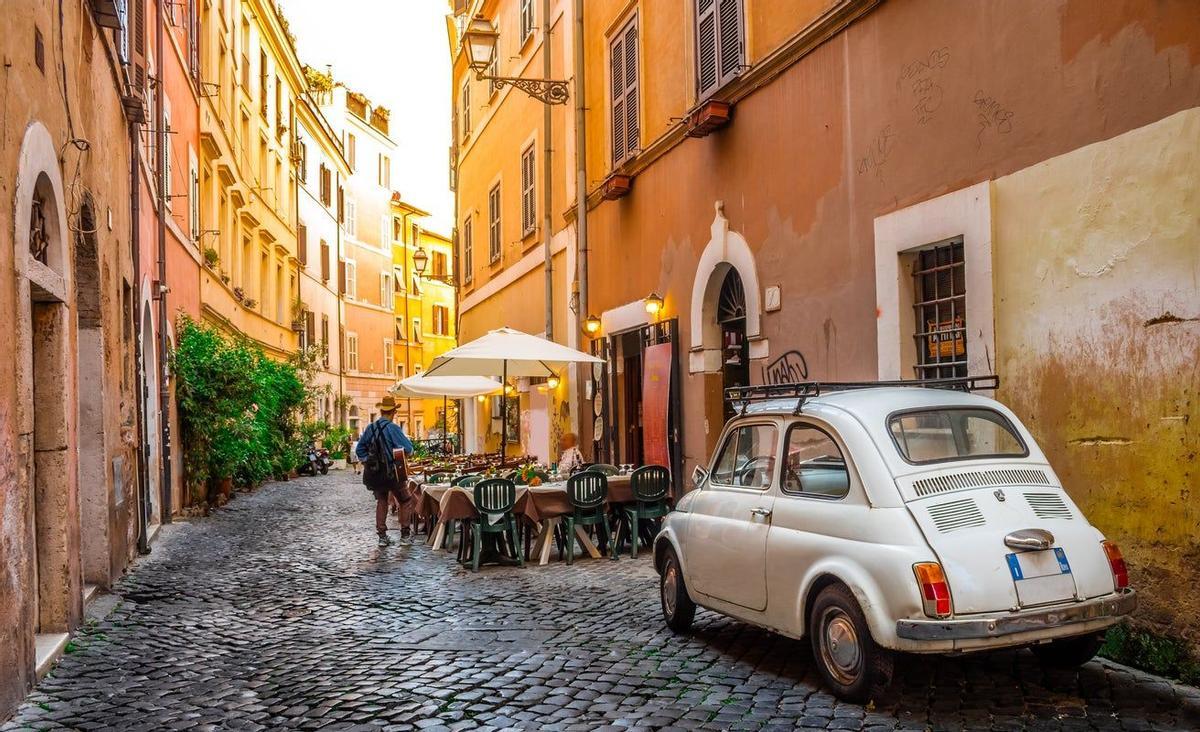 Una colorida calle del Trastevere, en Roma