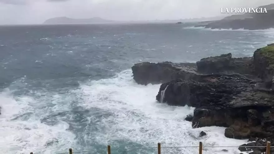 OIeaje en la costa de Arucas por la borrasca Regina (04/03/2026)