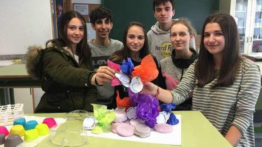 Selma Rodríguez, Roberto Cinos, Aroa Caldevilla, Guzmán Corteguera, Aida González y Lucía Martínez, con los jabones, en el IES de Arriondas.