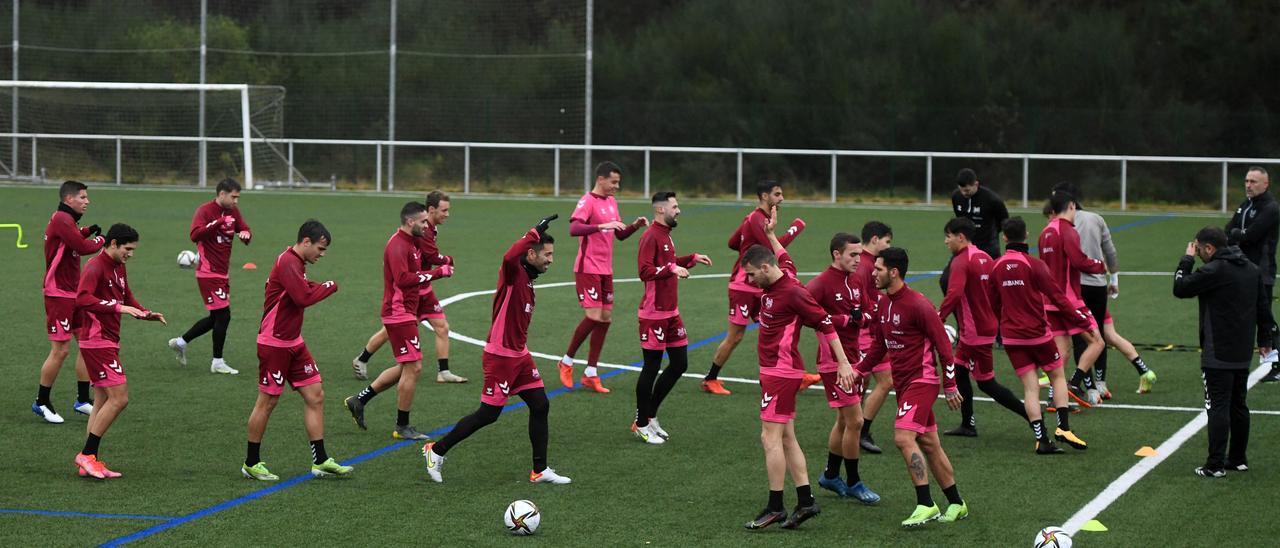 Entrenamiento del Pontevedra en el campo de fútbol de Xeve.   | // GUSTAVO SANTOS