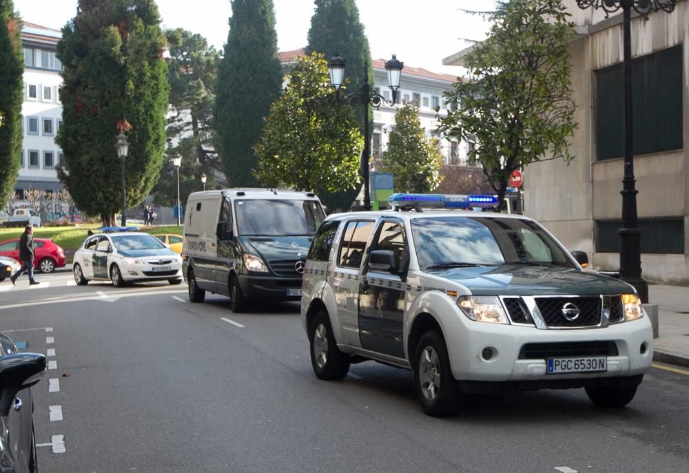 Llegada al juzgado puesta en libertad de los seis detenidos tras el registro de UGT