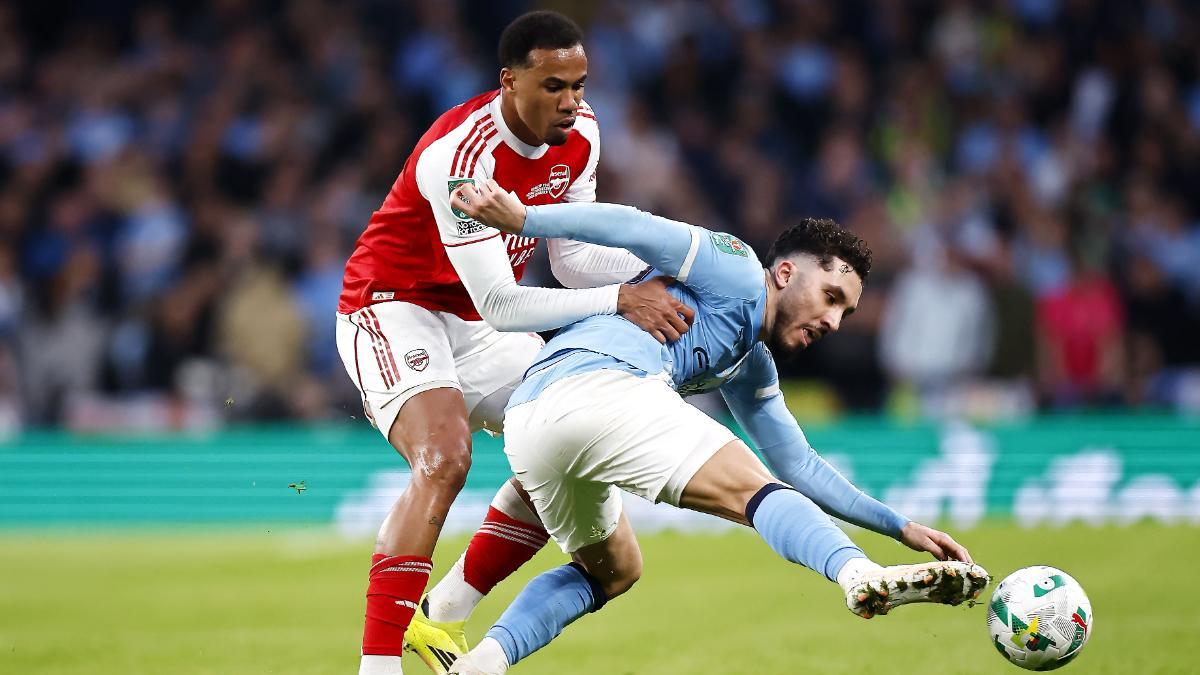 Gabriel Magalhaes disputa una pelota con Cherki