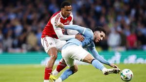 Gabriel Magalhaes disputa una pelota con Cherki