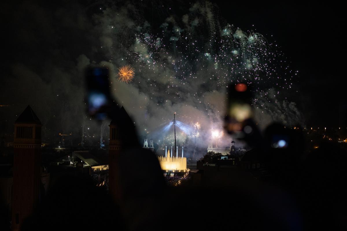 Fiesta para celebrar el paso del 2022 al 2023 junto a la Fuente Mágica de Montjuïc de Barcelona