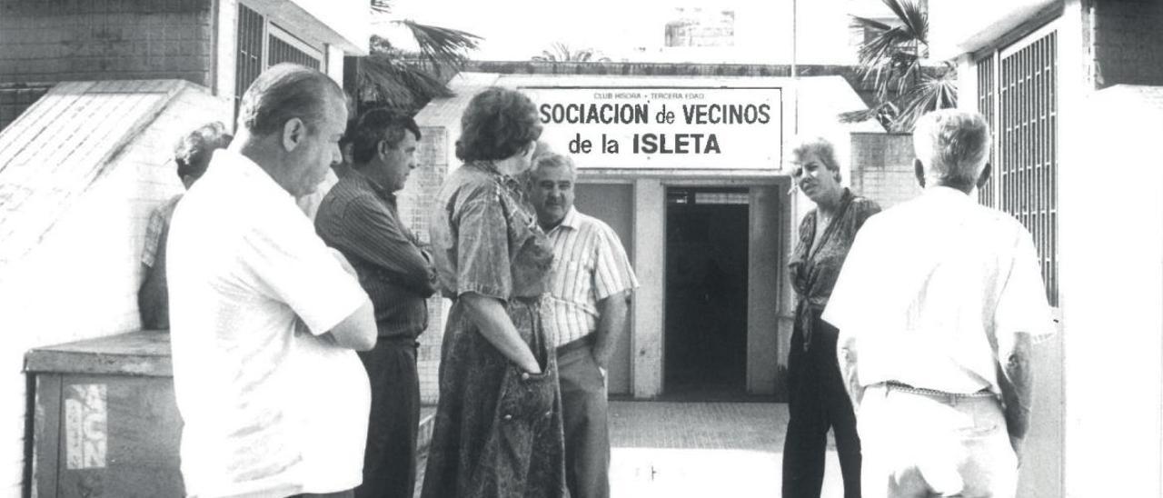 La asociación de Vecinos de La Isleta en una fotografía que data del 1975.