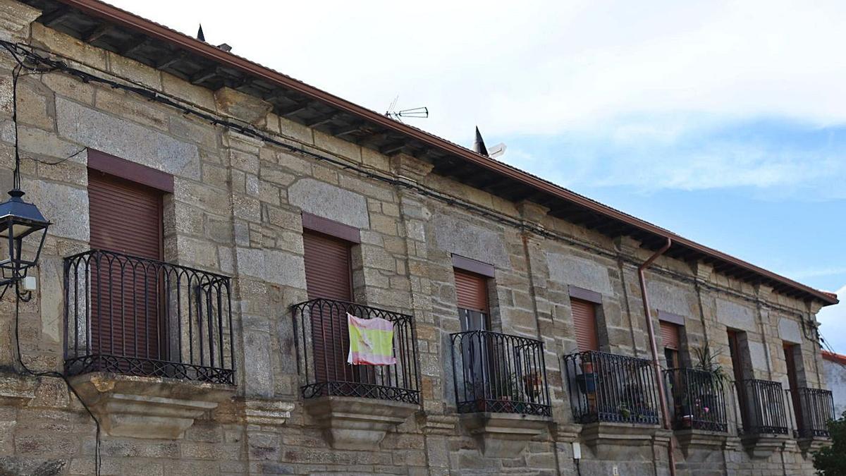 La famosa ‘Casa de los siete balcones’ de Villardeciervos. |Adrián Herrero Mateos